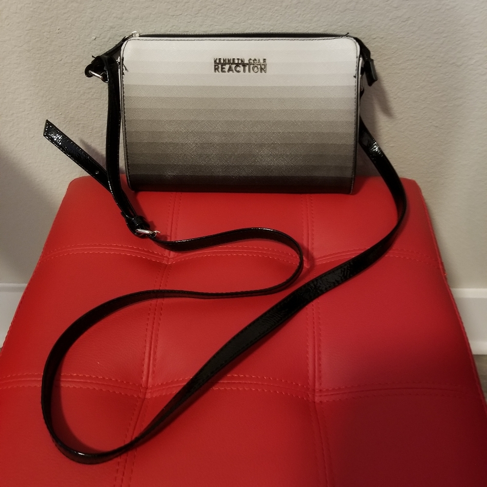 Reaction Kenneth Cole small shoulder bag